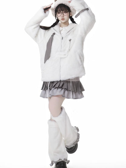 Weiße Plüsch-Beinwärmer mit grauem Rüschenbesatz