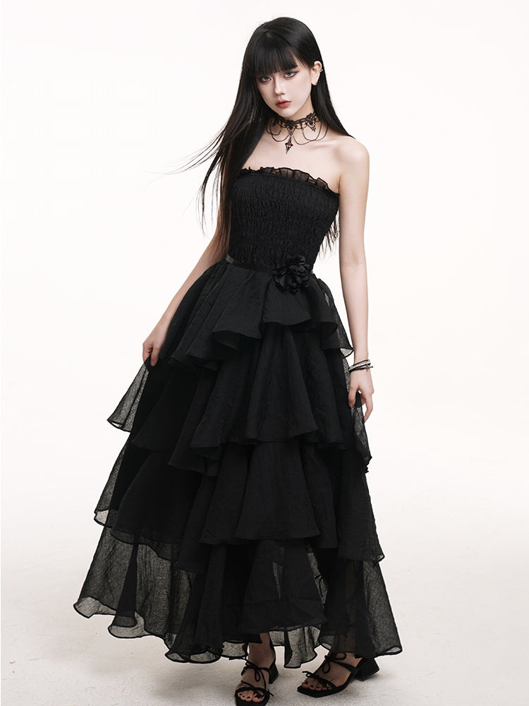 Schwarzes Ballkleid mit hoher Taille und Stufenrock aus Netzstoff