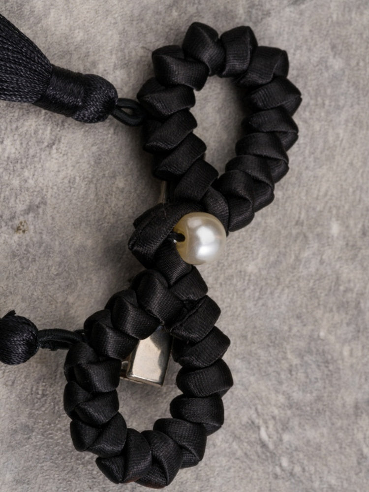 黒のゴシックデザインのタッセルヘアクリップ、ビーズで飾られた蝶結び