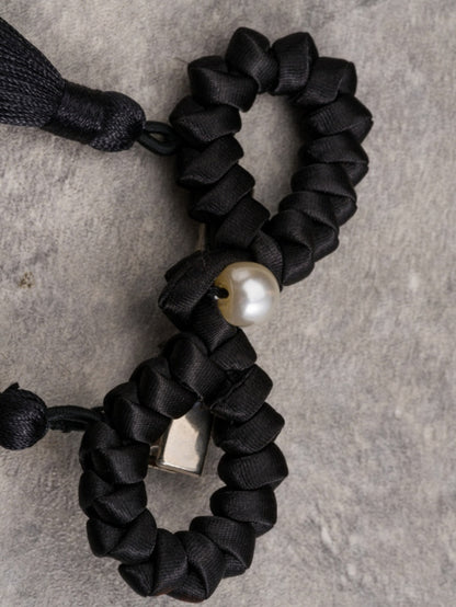 黒のゴシックデザインのタッセルヘアクリップ、ビーズで飾られた蝶結び