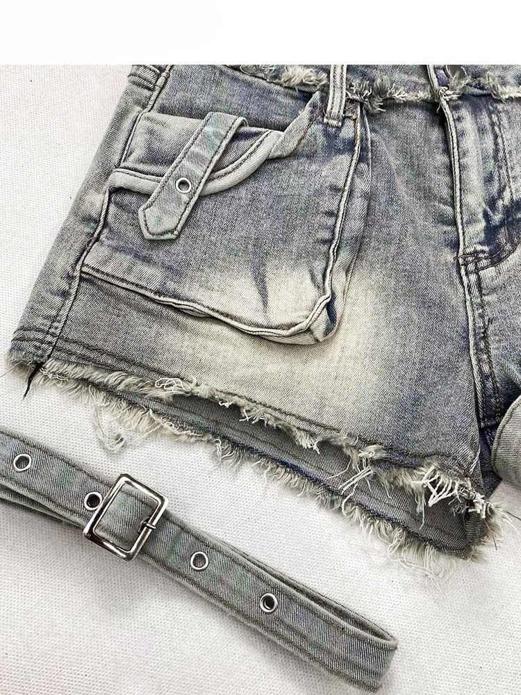 Design – Raw Bittersweet – Shorts mit Used-Look-Saum in Blau