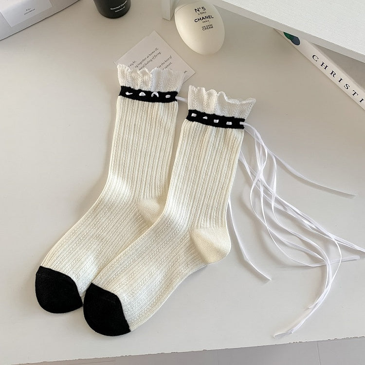 Weiß/Schwarze süße Wadensocken mit Rüschenbündchen und Bändern