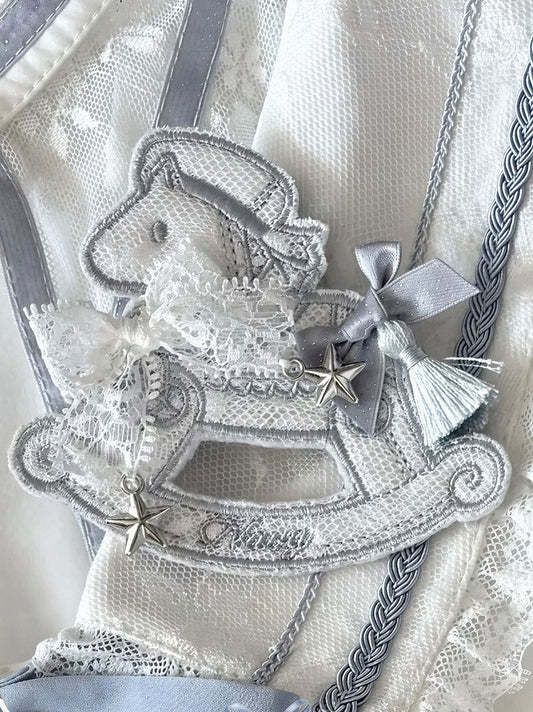Broche en dentelle cousue cheval ivoire et azur - Honey Machine