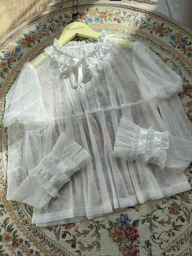ホワイトのフリルネックライン、ジュリエットスリーブ、シアーブラウス