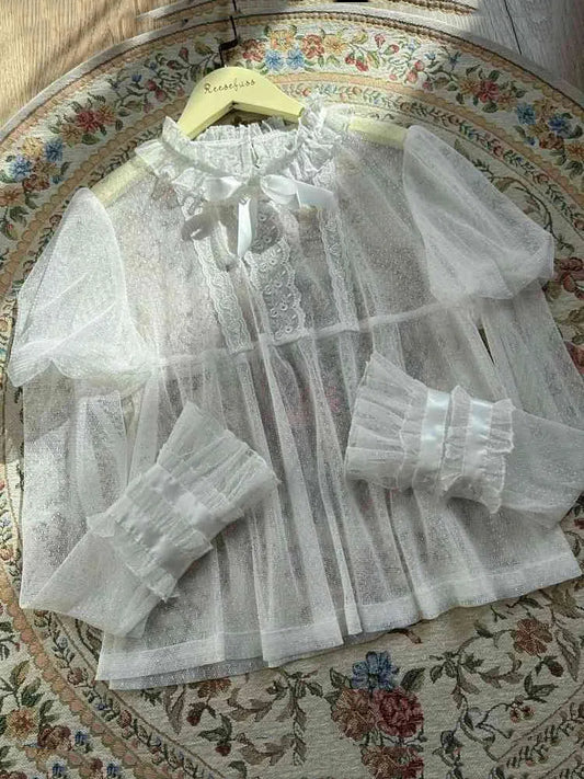 ホワイトのフリルネックライン、ジュリエットスリーブ、シアーブラウス