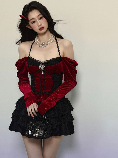 Mit roten Strasssteinen verziertes Neckholder-Top aus schimmerndem Samt