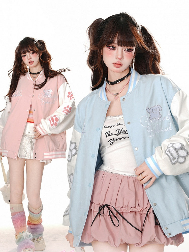 背中にブルー/ピンクのかわいい子犬のアップリケが付いたベースボールジャケット