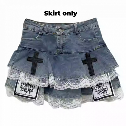 Stufenrock, blaues Kreuz und Skelett-Applikationen, Spitzenbesatz, glamourös