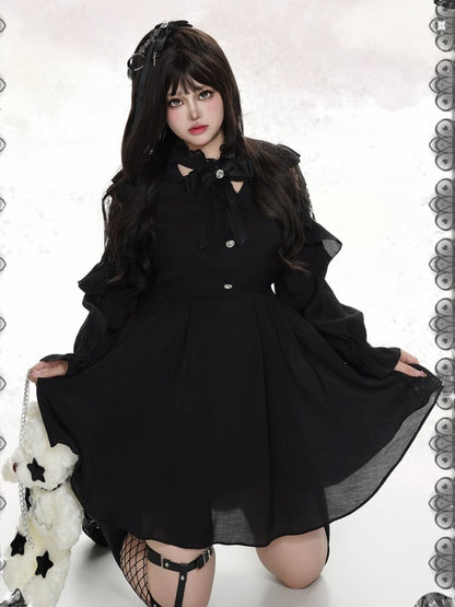 Kurzes Kleid in Übergröße mit Herzknöpfen und schwarzer Spitze