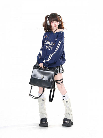 ネイビーブルーのアシンメトリーネックラインのルーズスウェットシャツ