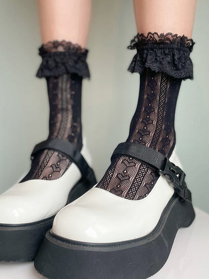 Schwarze Lolita-Wadensocken mit Rüschen und Spitzenbündchen und Herzmuster