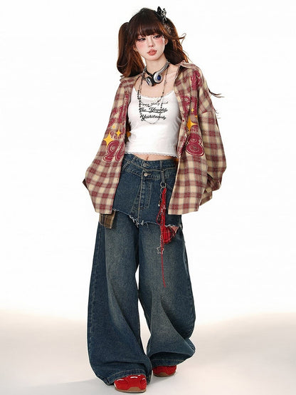 Camisole-Top mit Spitzenbesatz und weißen Buchstaben