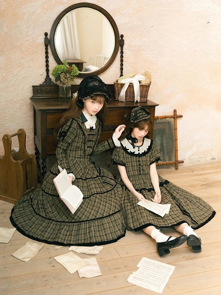 mit Ärmeln, elegantes, klassisches kariertes Kleid und schwarzem, langem Ausschnitt, grüne Paspelspitze, Lolita