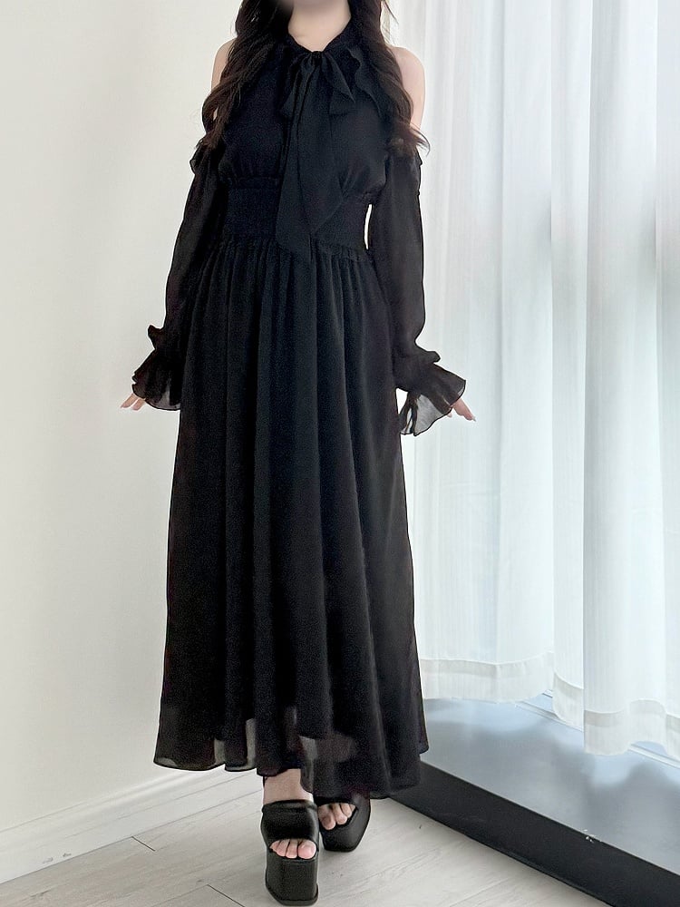 Langes schwarzes Taillenkleid mit gesmoktem Kei-Krawattenhals und ausgeschnittener Jirai-Schulter