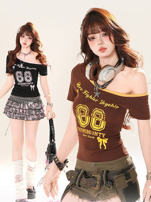 アシンメトリーネックライン ナンバープリント スリムフィット ブラック/コーヒーTシャツ