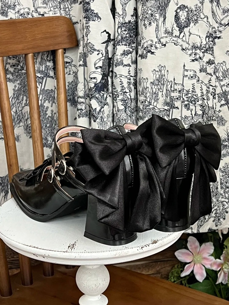 Elegante quadratische Absätze mit doppelter Schleife und PU-Zehenpartie, hohe schwarze Akzente, Lolita-Schnallen