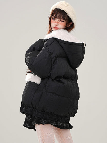 Pufferjacke mit Plüschkapuze und schwarzen Buchstaben