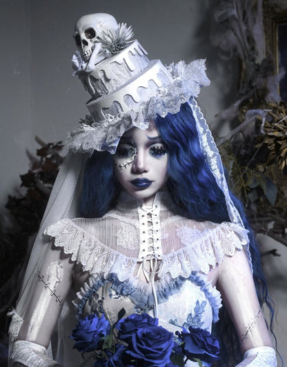 Weißes Dreieckstuch mit Schnürung am Rücken, großer Schleife und mehrlagiger Schleppe