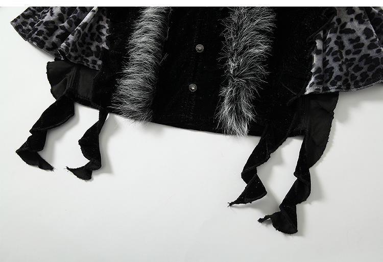 Schwarzes und graues Oberteil mit Leopardenmuster und zotteligem Besatz