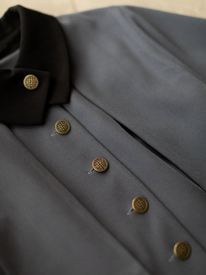 ダークグレーの秋冬定番ワンピース フロントボタンプラケット