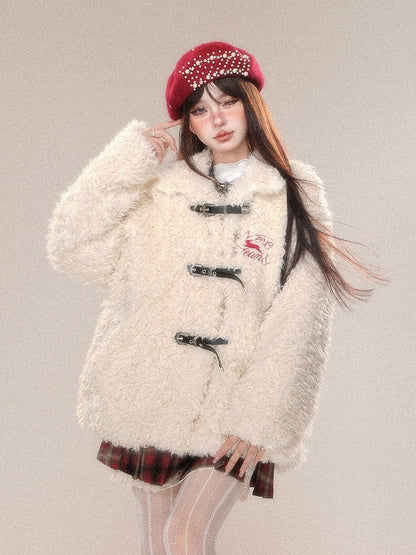 ダークブラウンのホワイトレターバックルストラップ付きテディコート