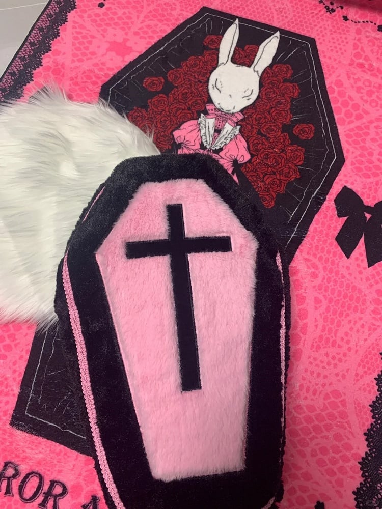 Schwarz-pinker Rucksack in Sargform mit gotischem Kreuz von Jirai Kei