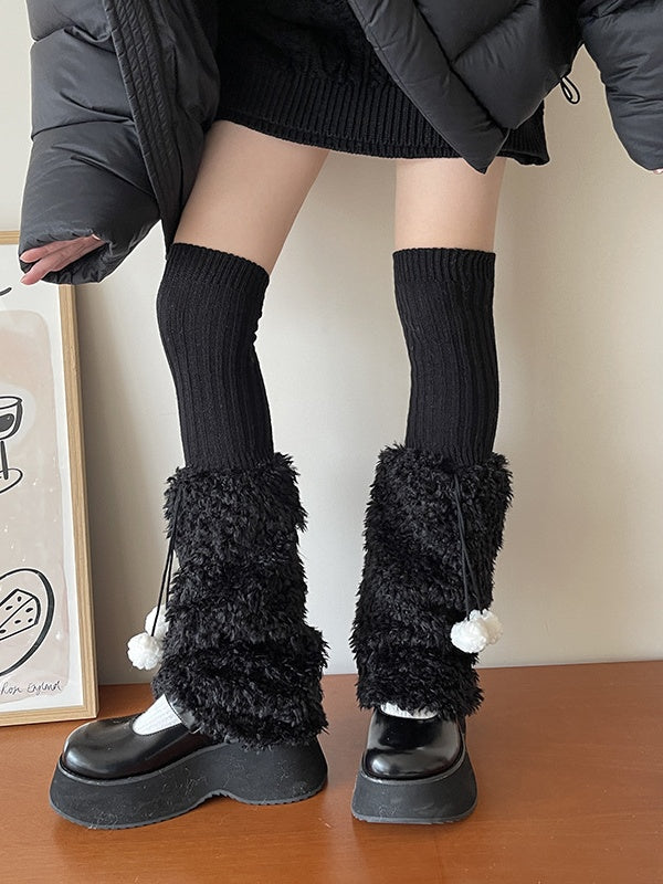 Süße weiß/schwarz/braune Y2K-Strick-Beinswärmer mit Pompons