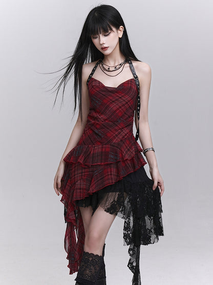 Rot kariertes Neckholder-Top mit kaskadierenden Rüschen und Schnallenriemen