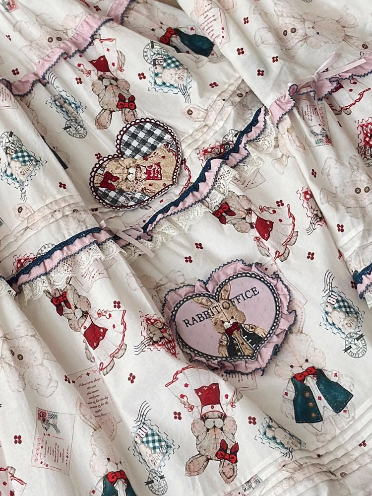 Herzförmige Brosche mit Hasenstickerei