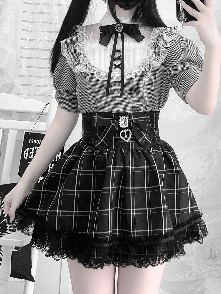 / Spitzenbesatz mit Perlendetails Weiße karierte Bluse Jirai Kei Illusionsausschnitt Schwarz