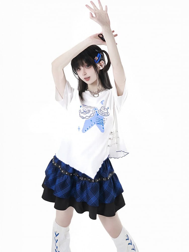 Asymmetrischer gewellter Saum, Schlitzdetails, weißer Saum, T-Shirt, blauer Quallen-Print, Anstecknadel