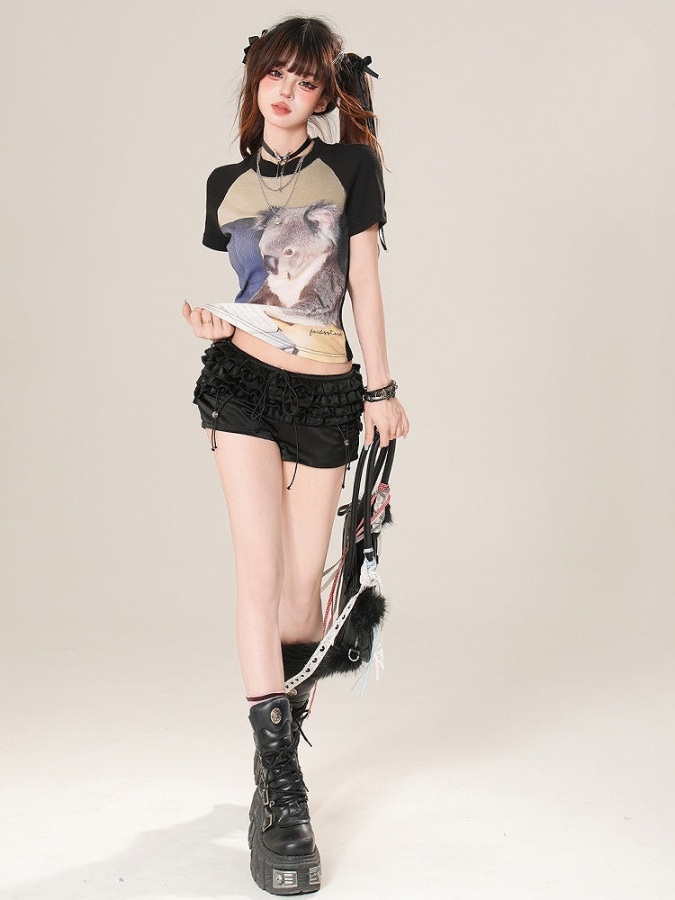 Glamorous – Shorts mit Rüschenbesatz, Schwarz/Rot, Bittersüß