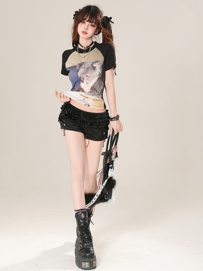 Glamorous – Shorts mit Rüschenbesatz, Schwarz/Rot, Bittersüß