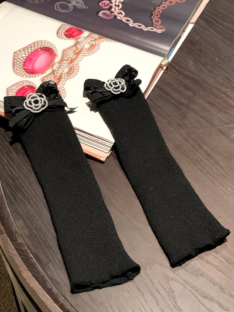 Camellia White/Black with Signature Leg and Bowknot Warmers