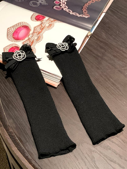 Camellia White/Black with Signature Leg and Bowknot Warmers