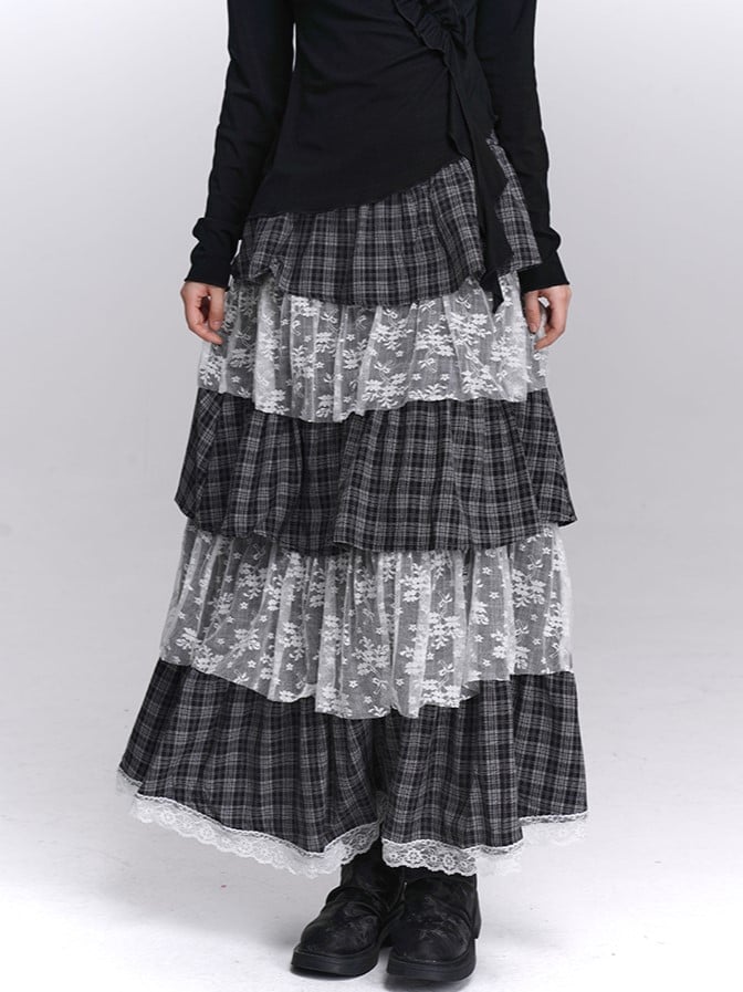Stufenrock, schwarze Lagen, weißer Maxi mit karierter Spitze in niedriger Taille