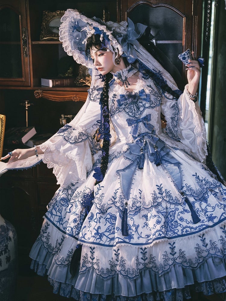 青い布 シノワズリ 蝶と刺繍 磁器 白