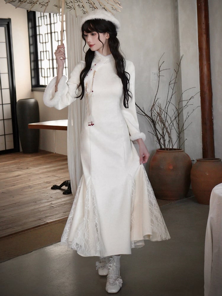 オフホワイトのプラッシュトリムチャイナドレスカラーとカフスマーメイドスカートチーパオ