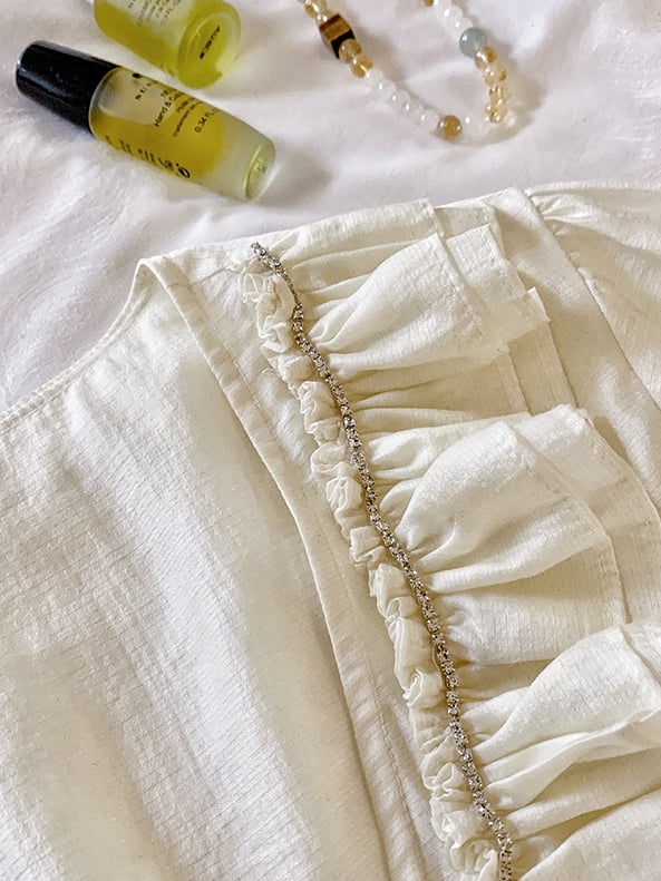 プラスサイズ アプリコット フリルトリム オープンプラケット ラインストーン装飾トップス