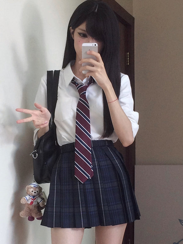 Weißes Hemd im Preppy-Stil