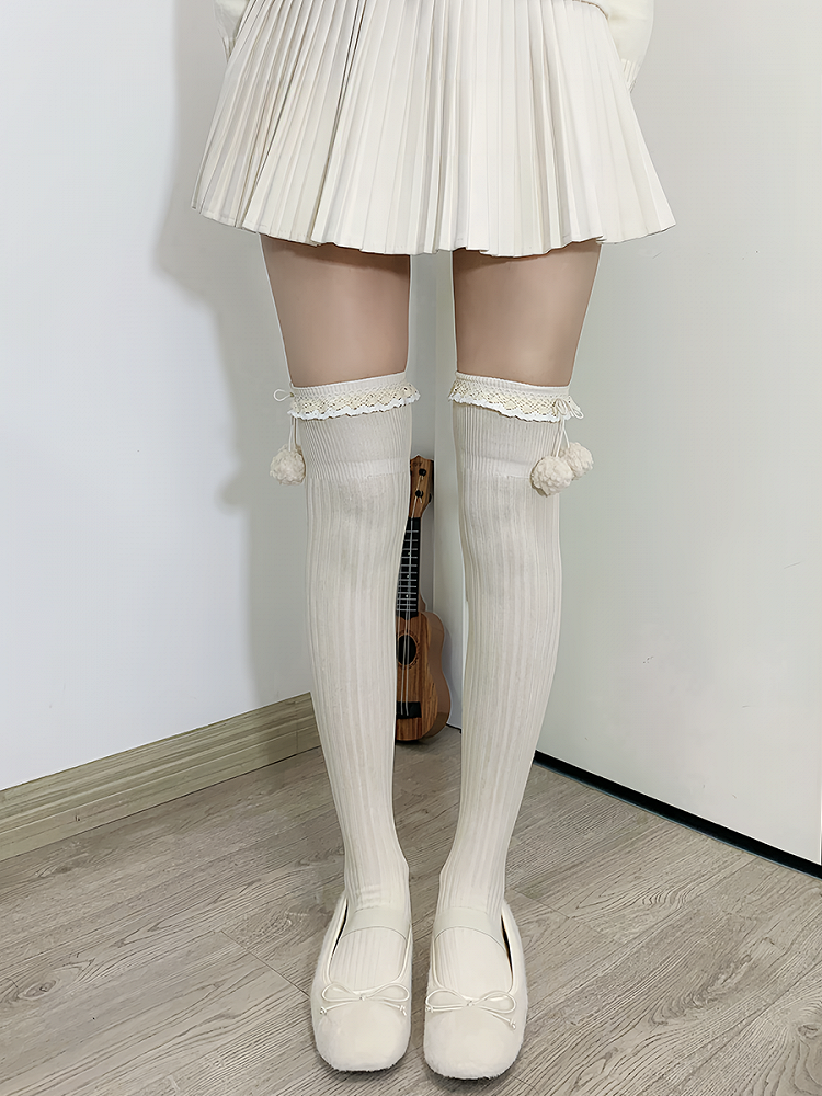 Aprikosenfarbene Overknee-Strümpfe mit Rüschenbund und Pompons