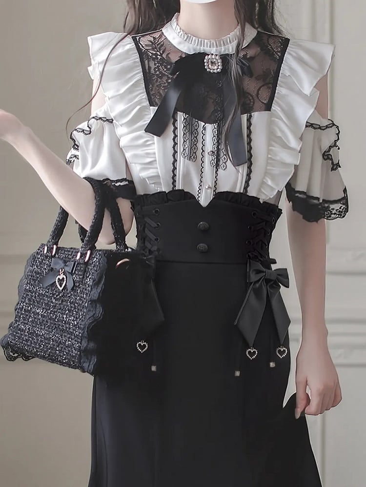 Schwarze Bluse mit ausgeschnittenen Schultern und Illusionsausschnittbesatz aus weißer Spitze von Jirai Kei