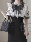 Schwarze Bluse mit ausgeschnittenen Schultern und Illusionsausschnittbesatz aus weißer Spitze von Jirai Kei
