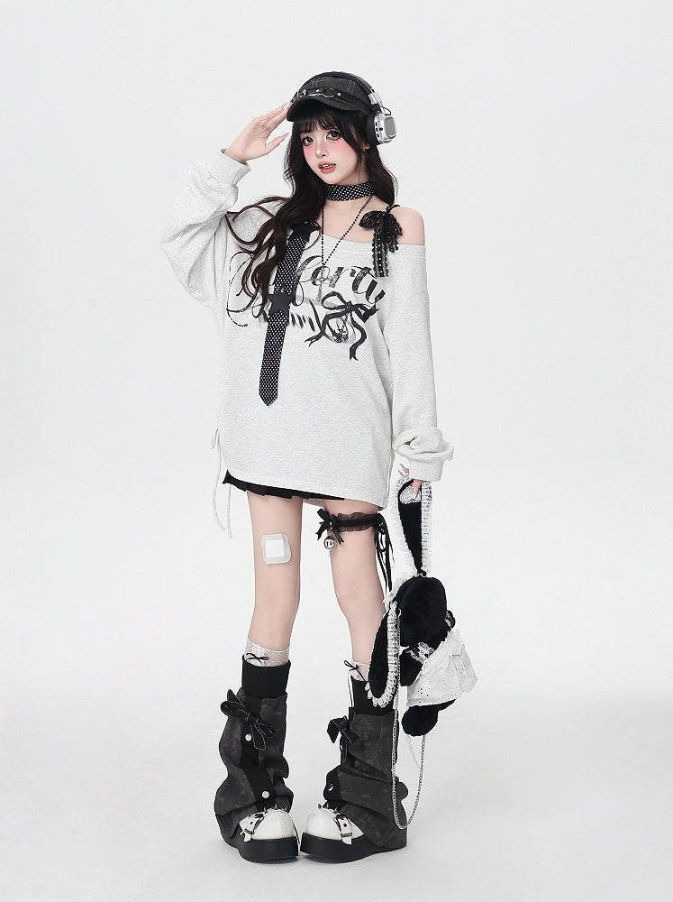 Loses, helles Sweatshirt mit asymmetrischem Ausschnitt und Buchstabendruck in Grau