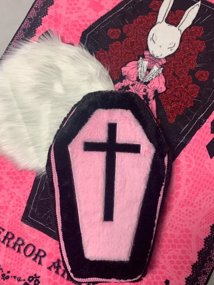 Schwarz-pinker Rucksack in Sargform mit gotischem Kreuz von Jirai Kei