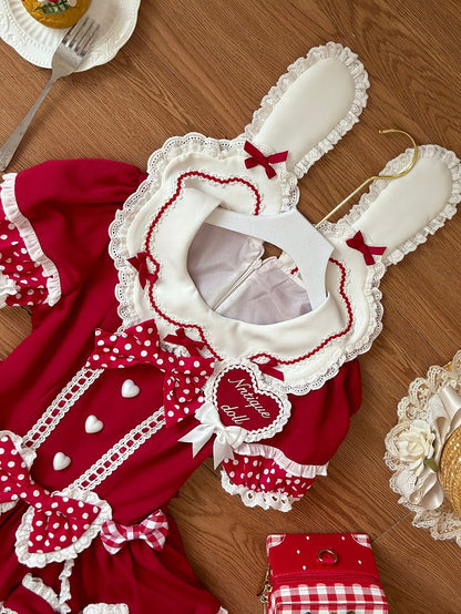 赤い耳の襟、甘いロリータドレス、ドット柄のバニー、水玉模様のアクセント、リボンバック