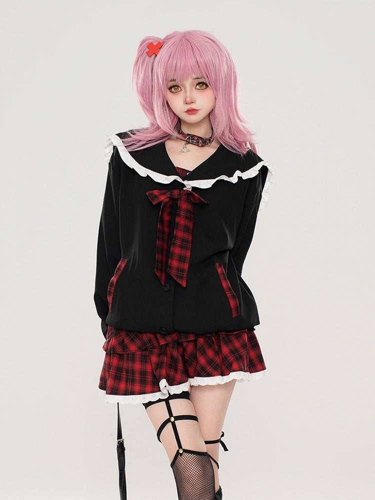 Mit Stufen-Minirock in Weiß und Rot, Besatz aus karierter Spitze in Schwarz