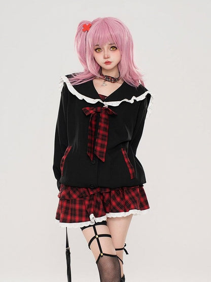 Mit Stufen-Minirock in Weiß und Rot, Besatz aus karierter Spitze in Schwarz