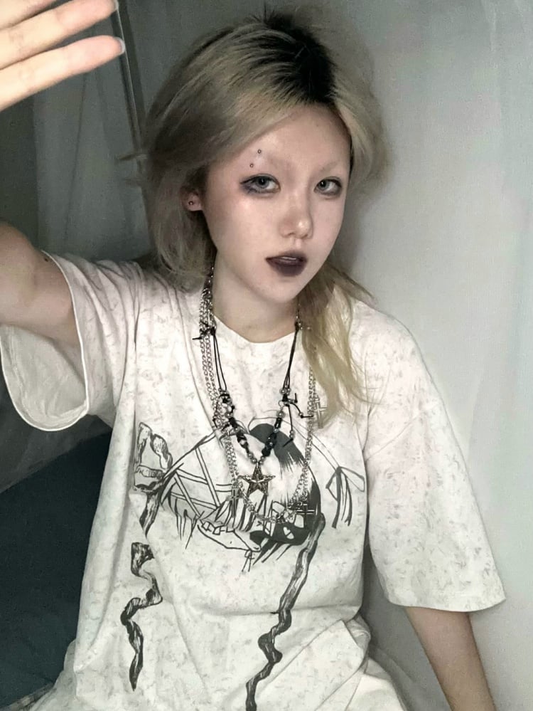 ライトグレーのオーバーサイズY2K Tシャツ