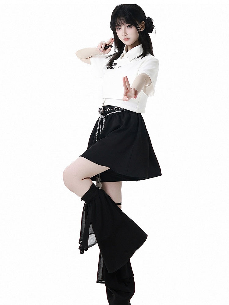 チャイナドレススタイルの半袖クロップドシャツ、レザーバックル、ホワイト/グレーのネクタイ付き